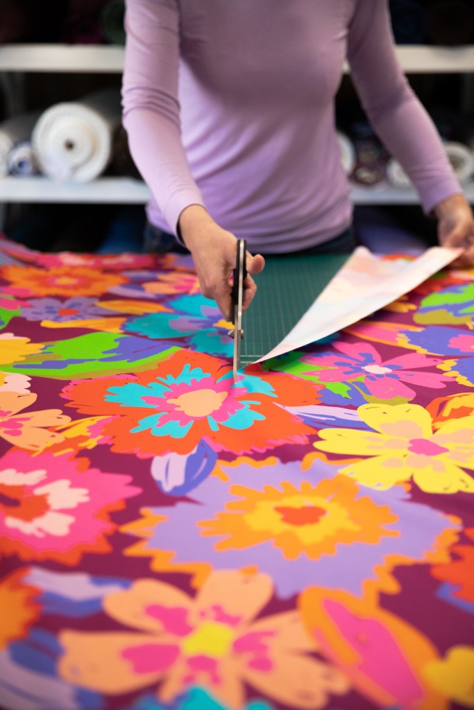 Maaike from MaaiDesigns cutting fabric
